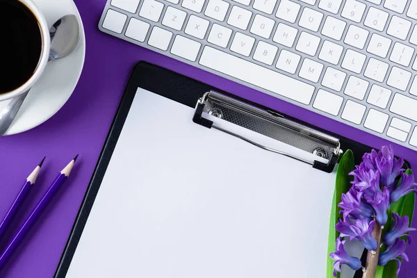 Bovenaanzicht Van Werkruimte Met Lege Klembord Computer Toetsenbord — Stockfoto