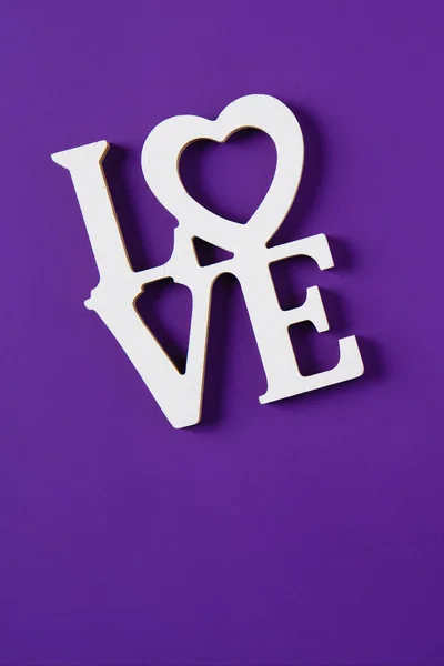 Top View Word Love Isolated Purple Valentines Day Concept — Free Stock Photo