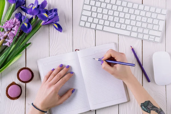 Tiro Recortado Mulher Escrevendo Notebook Mesa Trabalho — Fotografia de Stock