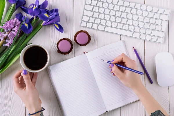 Kadın Defter Işyerinde Yazma Kadeh Kırpılmış — Stok fotoğraf