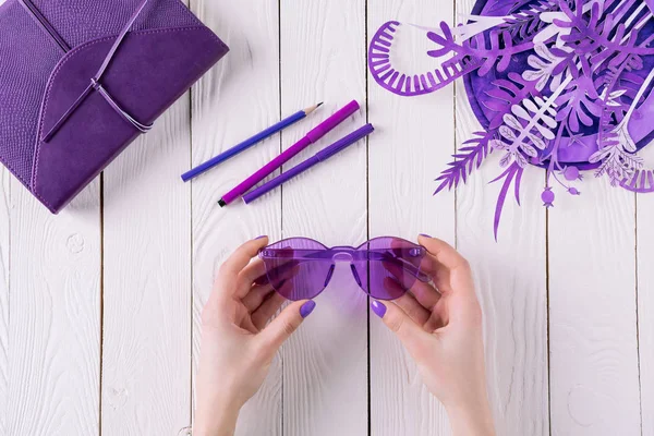 Plan Recadré Femme Tenant Des Lunettes Violettes Sur Table — Photo