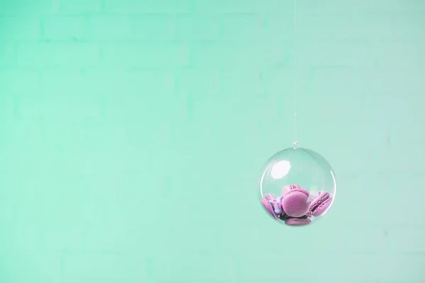 Macarons Piłkę Szklane Wiszące Niebieskim Tle — Zdjęcie stockowe