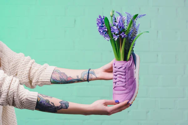 Обрезанное Изображение Девушки Держащей Обувь Гиацинтовыми Цветами — стоковое фото