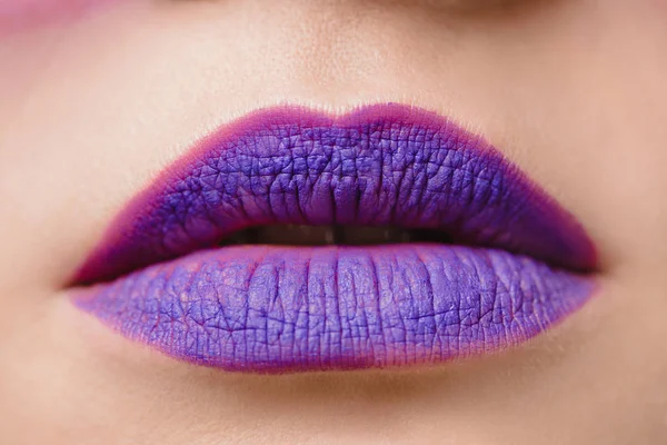 女性の紫色の唇のトリミングされた画像 — ストック写真
