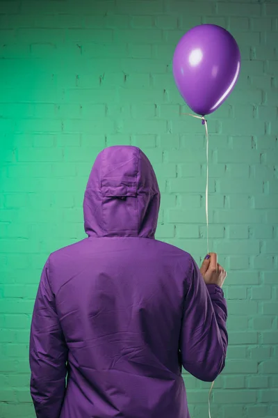 Achteraanzicht Van Vrouw Hooded Vest Met Luchtballon — Stockfoto