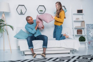 Eğleniyor ve yastık ile mücadele çok kültürlü Çift