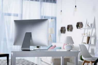 Gümüş bilgisayar odasında lambalı masada