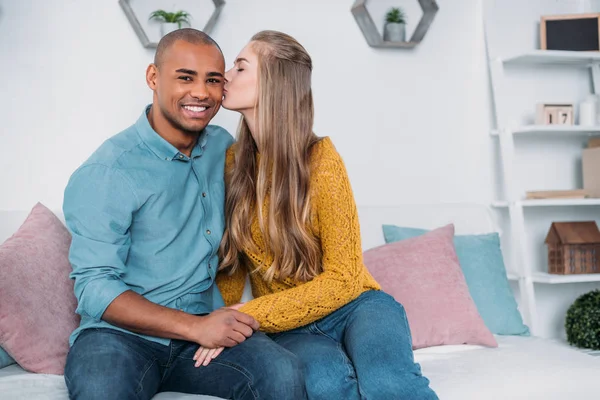 Kaukasische Vriendin Zoenen Van Afro Amerikaanse Vriend — Stockfoto