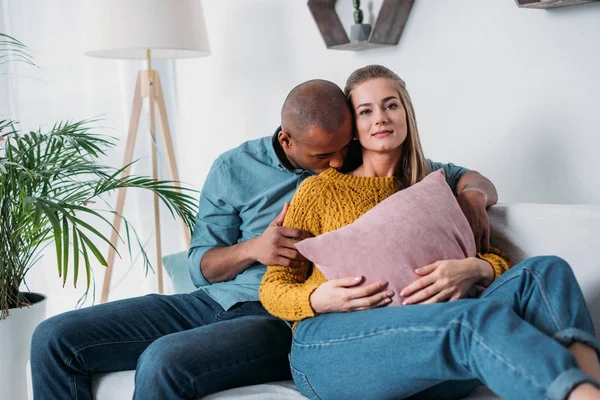 African American Boyfriend Kissing Girlfriends Neck — Free Stock Photo