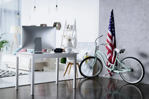 Silver Computer Table Bicycle Wall Room — Stock Photo, Image