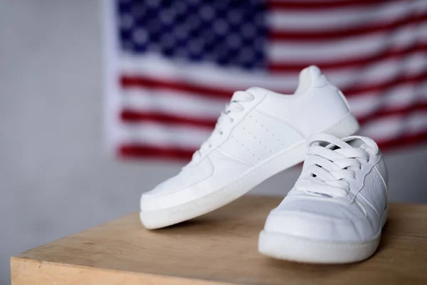 Paar Nieuwe Witte Schoenen Usa Vlag Achtergrond — Stockfoto