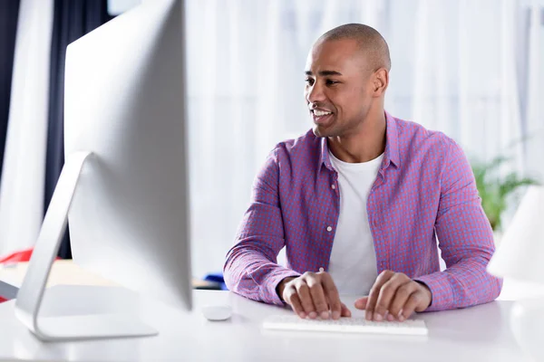 Sonriente Afroamericano Hombre Escribiendo Teclado —  Fotos de Stock