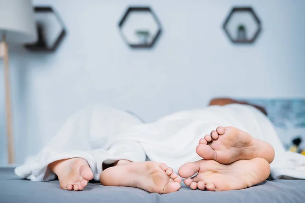 Multikulti Paar Liegt Unter Decke Bett — Stockfoto