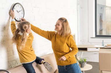 mutlu anne ve kızı asılı duvarda tehcir sırasında saat   