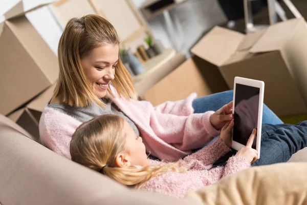 Feliz Madre Hija Usando Tableta Digital Con Pantalla Blanco Mientras — Foto de stock gratis