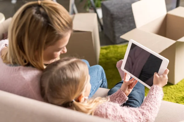 Madre Hija Usando Tableta Digital Con Pantalla Blanco Mientras Mudan — Foto de Stock