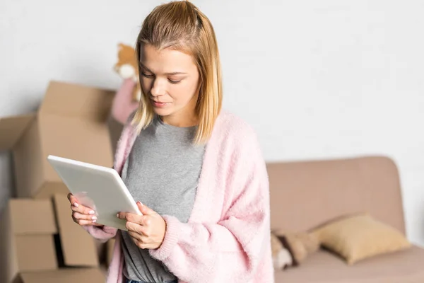 Hermosa Mujer Joven Usando Tableta Digital Mientras Traslada — Foto de Stock