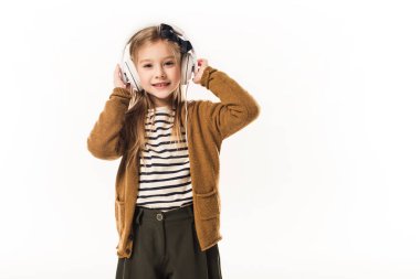 kulaklık ile müzik dinleme ve üzerine beyaz izole kamera bakarak küçük çocuk