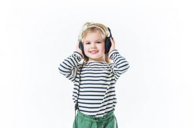 güzel küçük çocuk müzik dinleme üzerinde beyaz izole kulaklık ile