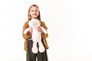 mutlu küçük çocuk üzerinde beyaz izole yumuşak oyuncak tavşanlı