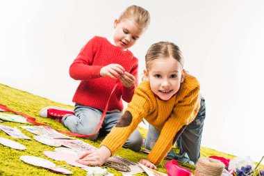 mutlu küçük kız beyaz izole DIY tebrik kartları yapmak