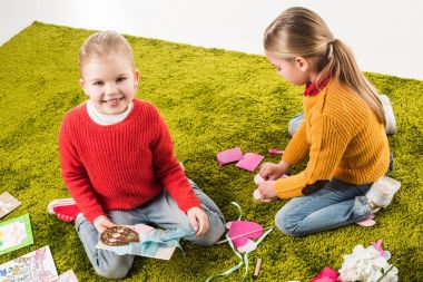 mutlu küçük kız DIY tebrik kartları yapmak