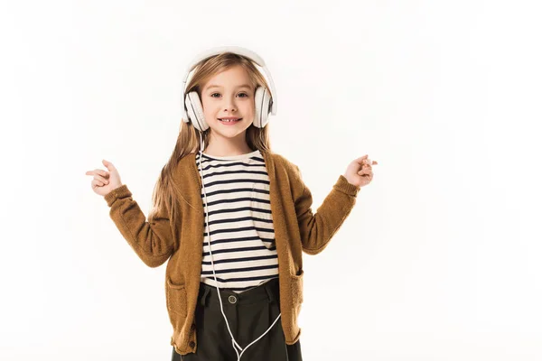 Lächelndes Kleines Kind Hört Musik Mit Kopfhörern Isoliert Auf Weiß — Stockfoto