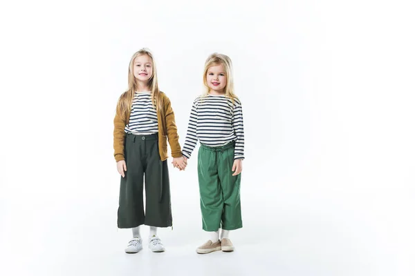 Şık Giysiler Üzerinde Beyaz Izole Ele Tutuşarak Küçük Çocuklarda — Stok fotoğraf