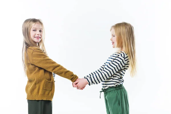 Joyeuses Petites Soeurs Tenant Les Mains Isolées Sur Blanc — Photo