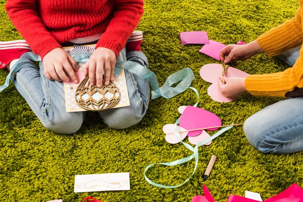 Plan Recadré Petits Enfants Faisant Des Cartes Vœux Bricolage — Photo