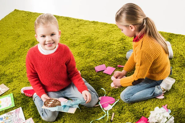 Feliz Hermanas Pequeñas Haciendo Bricolaje Tarjetas Felicitación — Foto de Stock