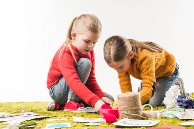 küçük kız beyaz izole DIY tebrik kartları yapmak