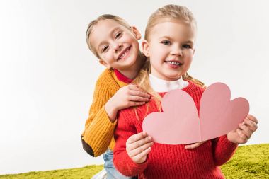 pembe carfboard kalp el yapımı tebrik kartı üzerinde beyaz izole için Little sisters