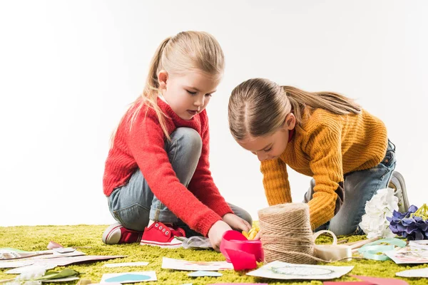 Petites Sœurs Faire Des Cartes Vœux Bricolage Isolé Sur Blanc — Photo