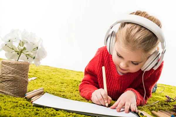 Niño Pequeño Dibujo Enfocado Con Lápices Color Escuchar Música Alfombra —  Fotos de Stock