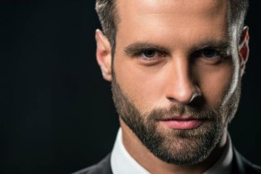 kamera, siyah izole bakarak ceketli yakışıklı işadamı portresi