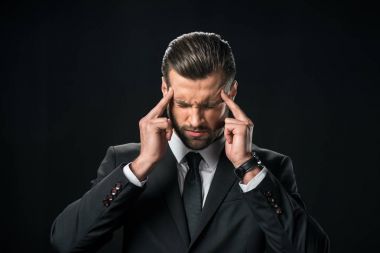 having baş ağrısı, siyahta izole ceketli yorgun işadamı