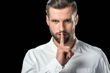 Sus işareti, siyahta izole ile Beyaz gömlekli yakışıklı işadamı