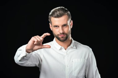 seçici odak yakışıklı işadamı boyutu, siyahta izole gösterilen