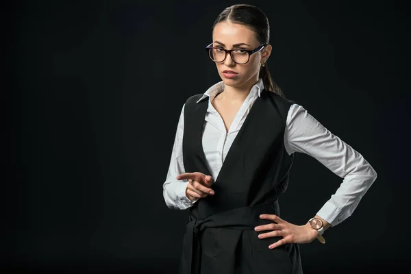 Jovem Empresária Confiante Apontando Algum Lugar Isolado Preto — Fotografia de Stock