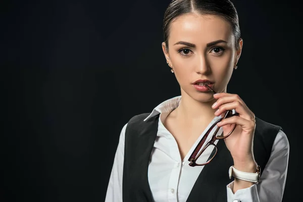 Joven Empresaria Reflexiva Con Gafas Aislada Negro — Foto de Stock