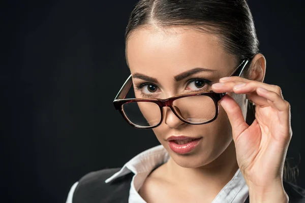 Retrato Bela Mulher Negócios Óculos Olhando Para Câmera Isolado Preto — Fotografia de Stock