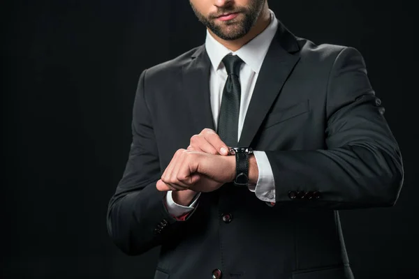 Przycięte Widzenia Biznesmena Kurtce Patrząc Zegarek Czarnym Tle — Zdjęcie stockowe