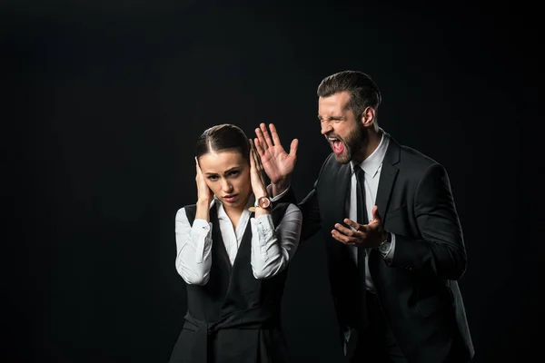 Boze Baas Schreeuwen Tegen Zakenvrouw Geïsoleerd Zwart — Stockfoto