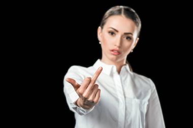 seçici odak üstünde siyah izole kadın gösteren orta parmak