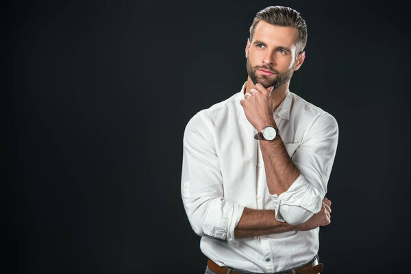 Красивый вдумчивый бизнесмен в белой рубашке, изолированный на черном
