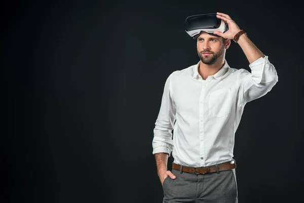 Hombre Guapo Usando Auriculares Realidad Virtual Aislado Negro — Foto de Stock