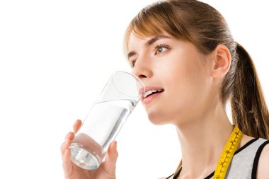 boyun içme suyu üzerinde beyaz izole kasette ölçme ile genç kadın