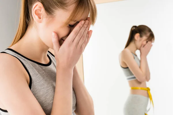 Mujer Llorando Delante Del Espejo Con Cinta Métrica Cintura Aislada — Foto de Stock