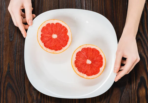 Cropped Shot Woman Holding Plate Halved Grapefruit — Stock Photo, Image